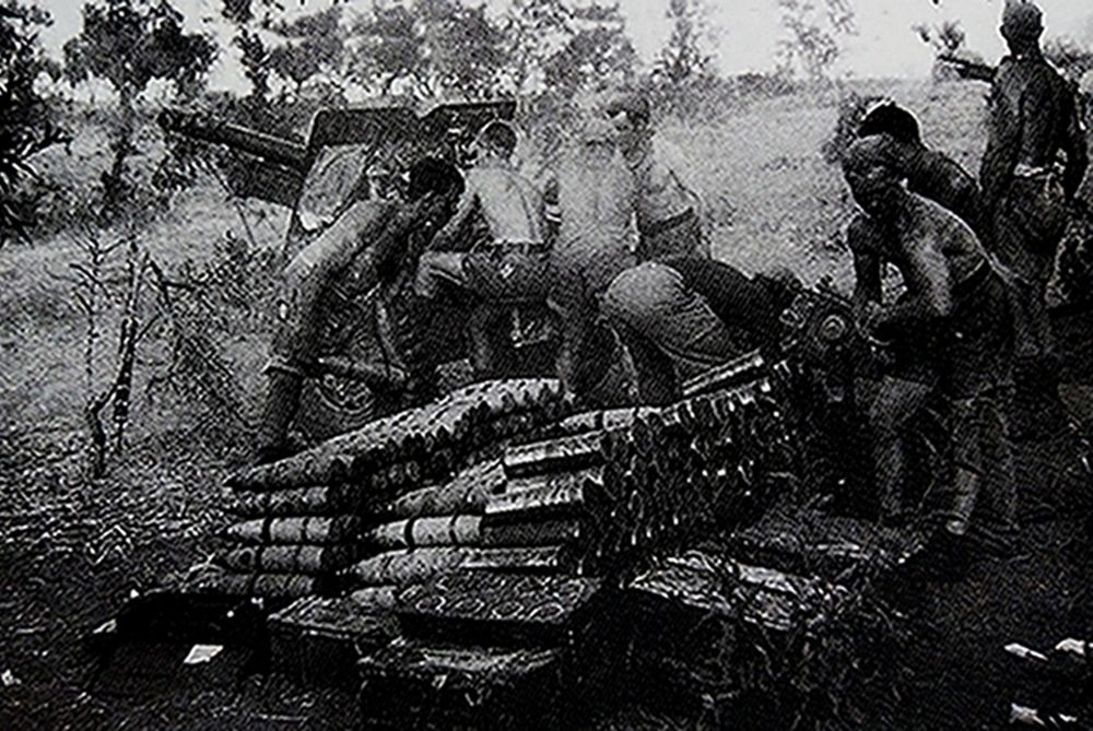 1944年，「诺曼底登陆」期间，西线法国战场上盟军一门正在战斗中的25磅野炮，火炮阵地上放满了弹药，可见盟军弹药充足。