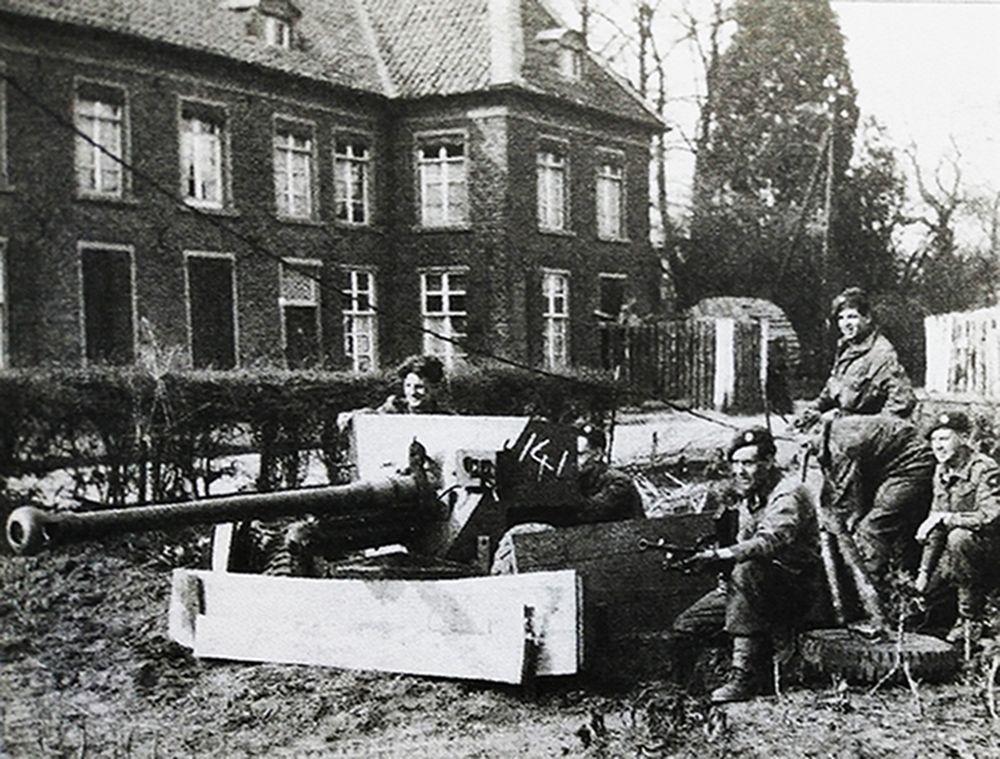 1945年春,西线战场,守卫在德国Hamminkln外围地区街道交叉路口处的盟军一门6磅反坦克炮,这门炮刚由英军第6空降旅通过一架运输滑翔机空运过来。