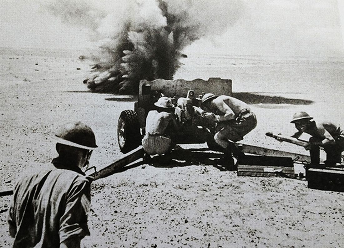 1942年,「北非战役」期间,英军一门正在沙漠中作战的6磅反坦克炮,图中一名弹药手正在随时准备装填炮弹。