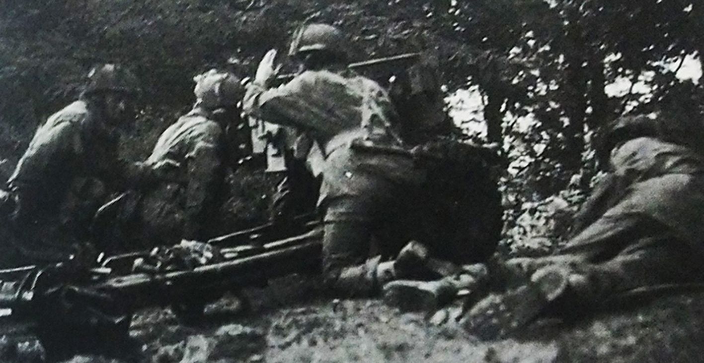 1944年9月,「市场花园行动」期间,在荷兰安恒地区与德军作战的盟军一门6磅反坦克炮及炮兵。