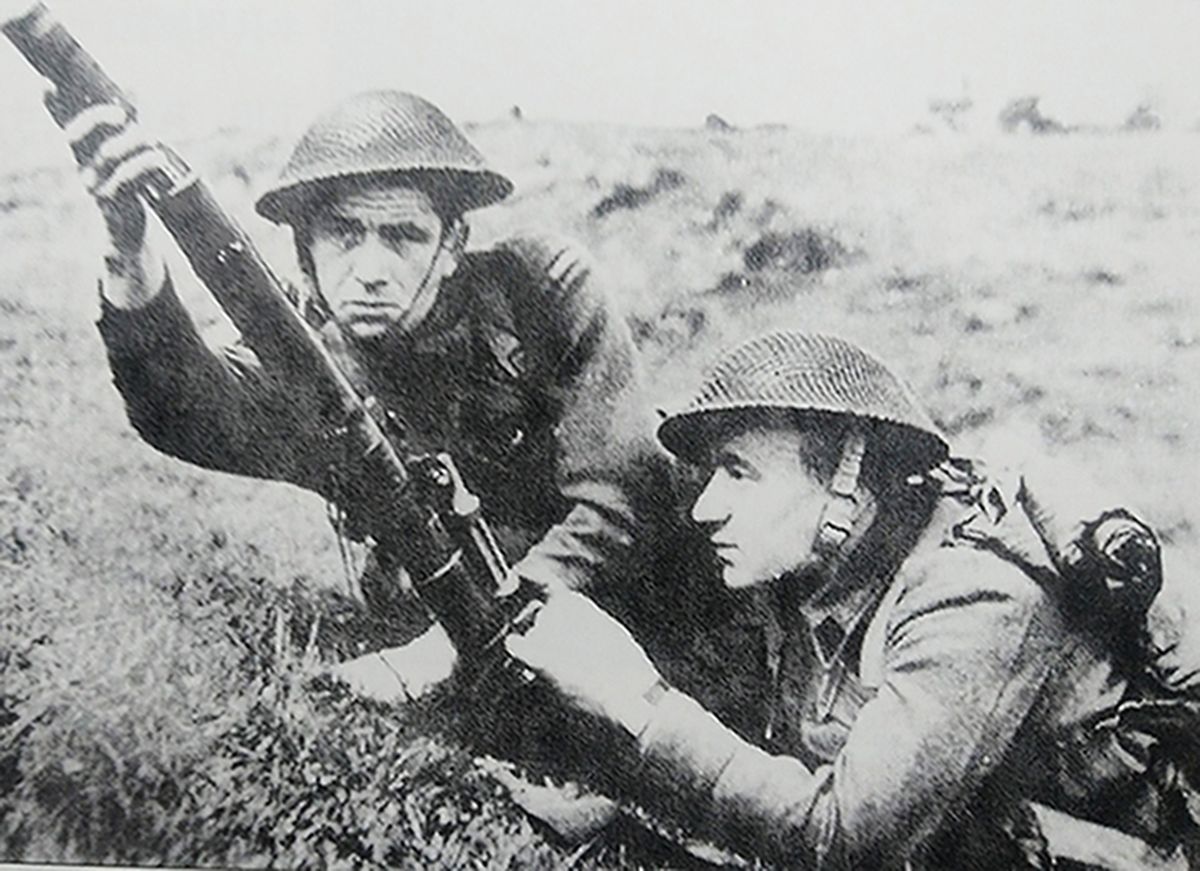 1942年，英国本土，英军士兵正在进行2英寸迫击炮射击训练。