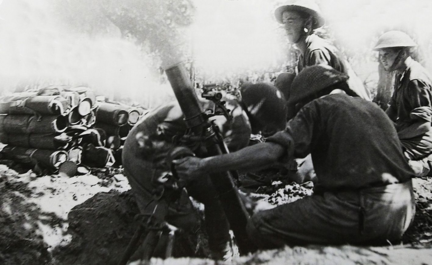 1943年，「那不勒斯战役」期间，西线意大利战场，正在那不勒斯地区用3英寸迫击炮与德军作战的一个英军迫击炮班。