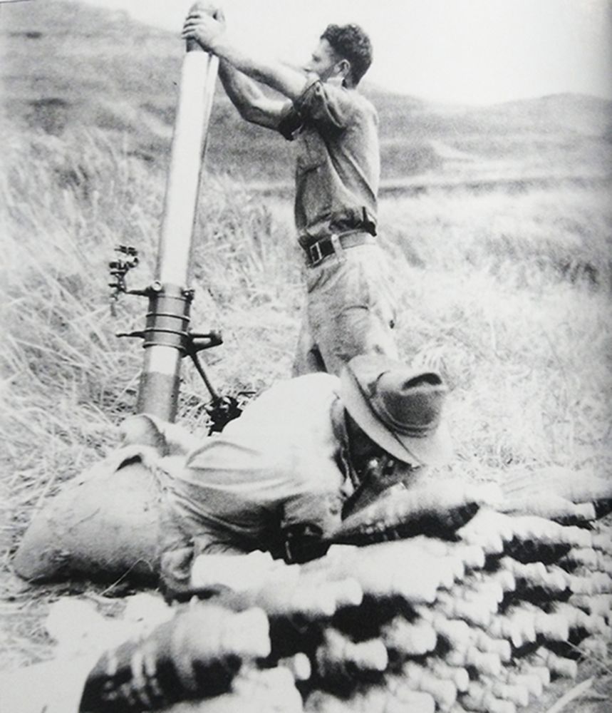 1944年4月，「新几内亚战役」期间，新几内亚战区，澳大利亚陆军第101步兵旅的火力支援连正在进行4.2英寸重型迫击炮射击训练。