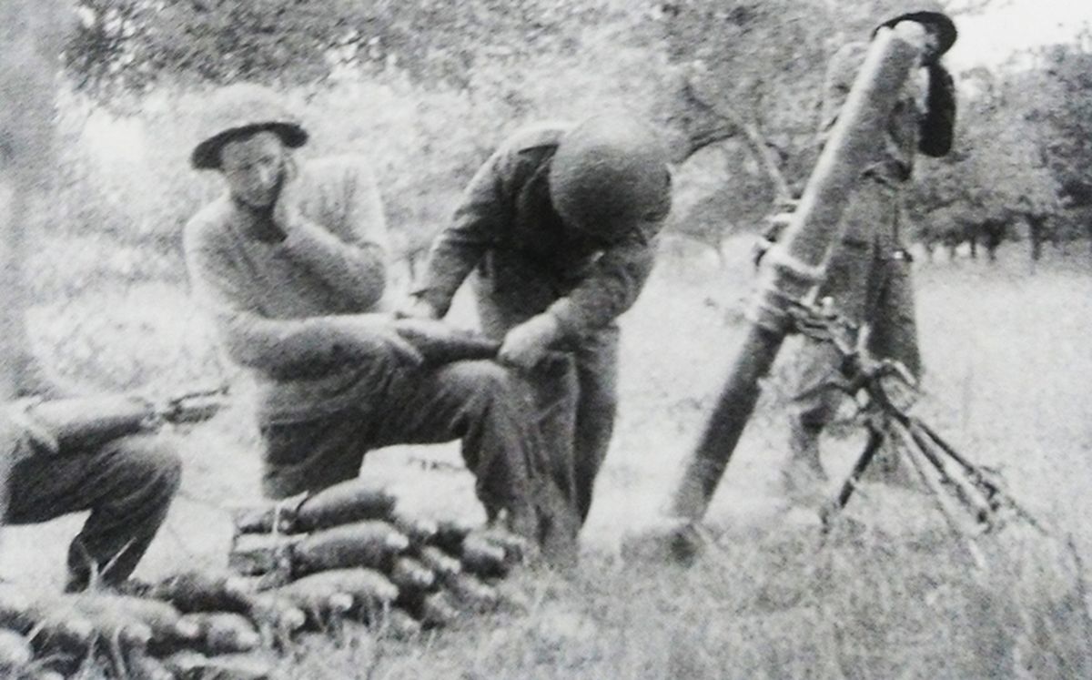 1944年7月，「诺曼底战役」期间，西线法国战场诺曼底地区，使用4.2英寸重型迫击炮与德军作战的一个英军迫击炮班。