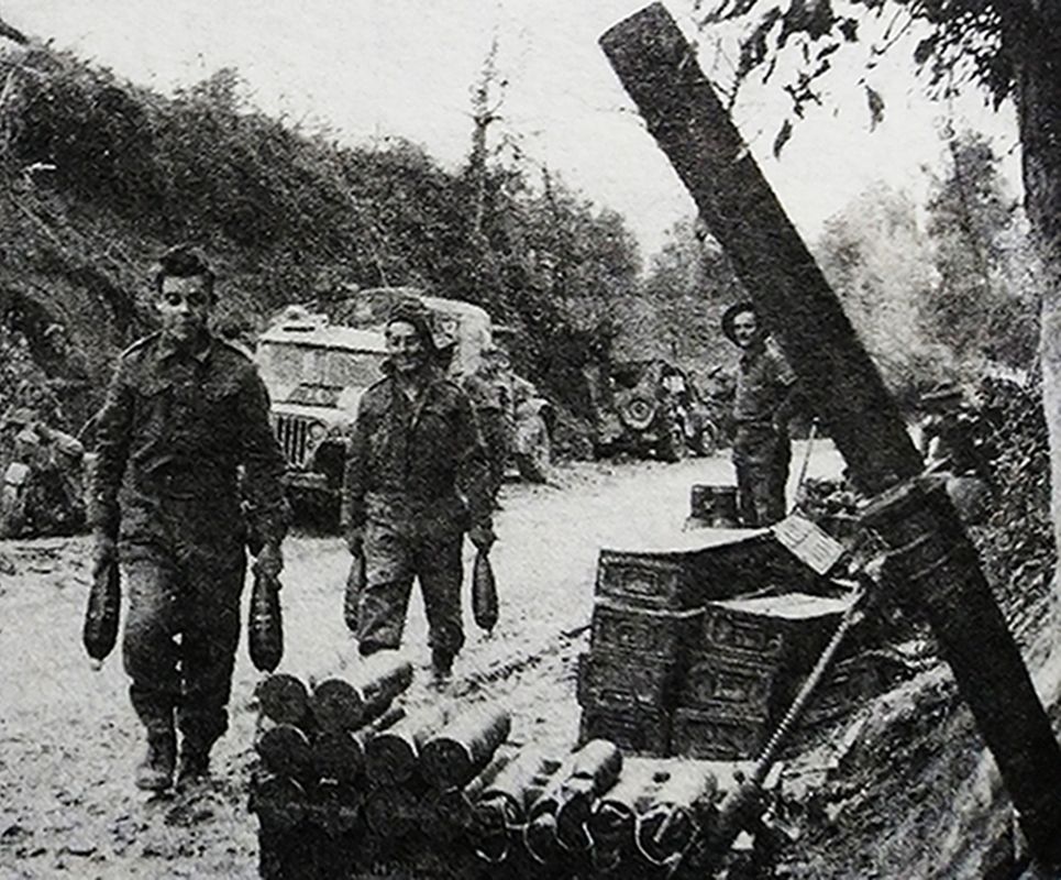 1943年，「卡米诺战役」期间，西线意大利战场，英军士兵正将迫击炮弹从运输车上转移到一门4.2英寸重型迫击炮旁堆放，准备为进攻卡米诺的盟军提供火力支援。