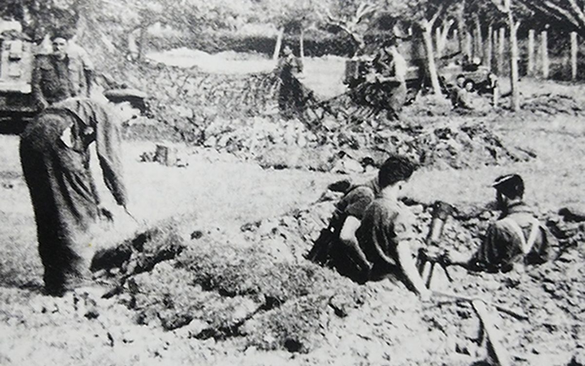 1943年秋天，「意大利攻防战」期间，西线意大利战场，英军用机动车辆将一门3英寸迫击炮运到前线构筑阵地。
