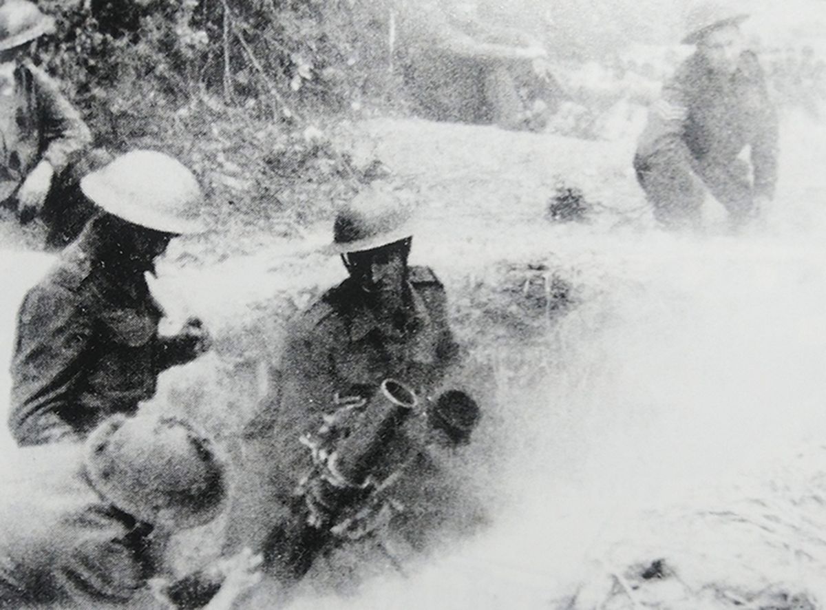 1944年夏天，「诺曼底战役」期间，西线法国战场，一个英军迫击炮班正用一门3英寸迫击炮为前线步兵提供火力支援。