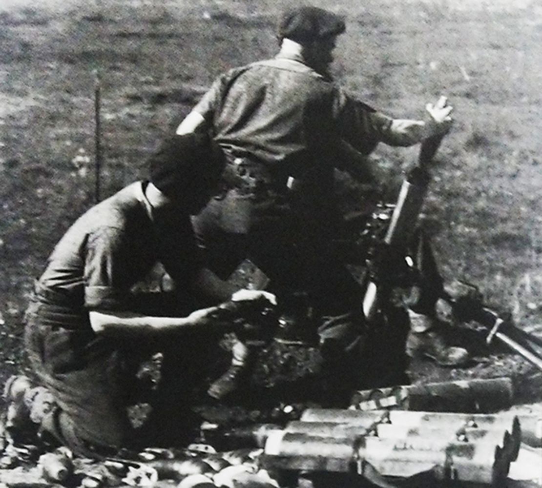 1944年，「诺曼底战役」期间，西线法国战场，英军突击队重武器小队装备的一门3英寸迫击炮正在射击中。