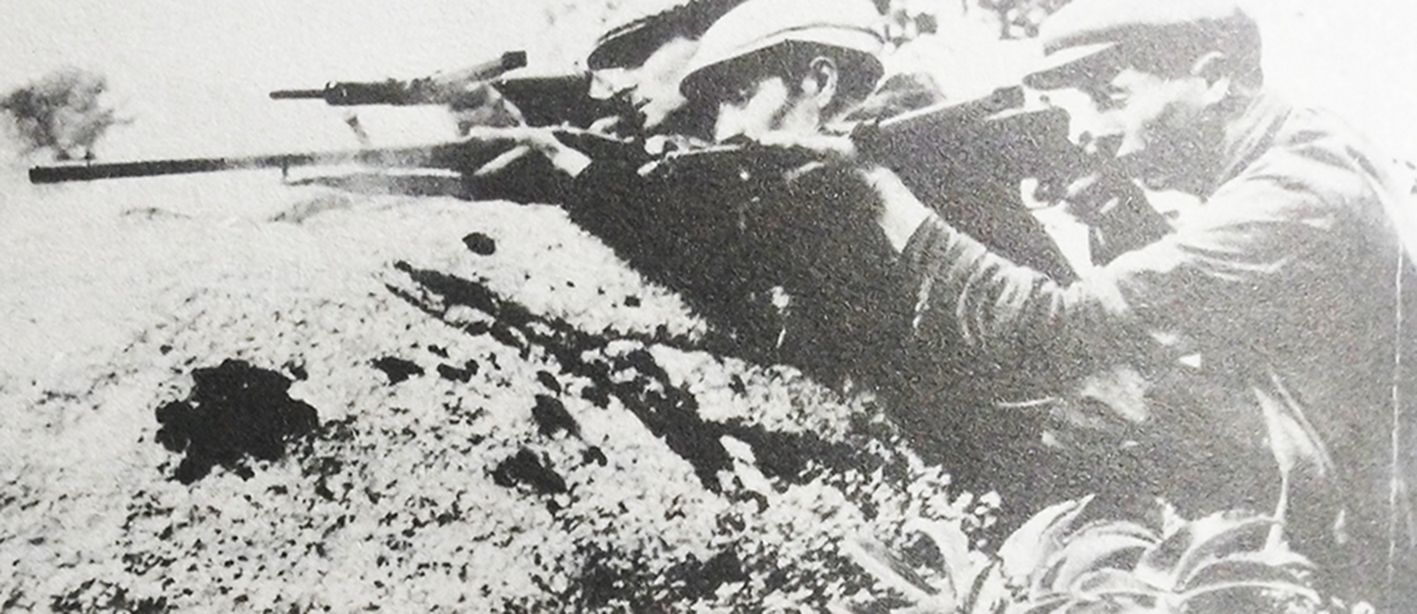 1944年,「法国战役」期间,法国地下抵抗组织的战士手持「司登」MK5型冲锋枪与德国占领军作战。