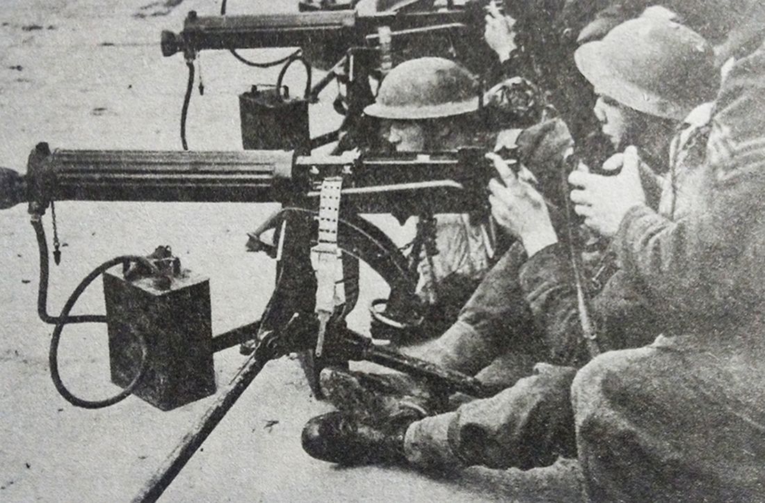 1940年,英军柴郡团的士兵正在进行「维克斯」重机枪的射击训练。