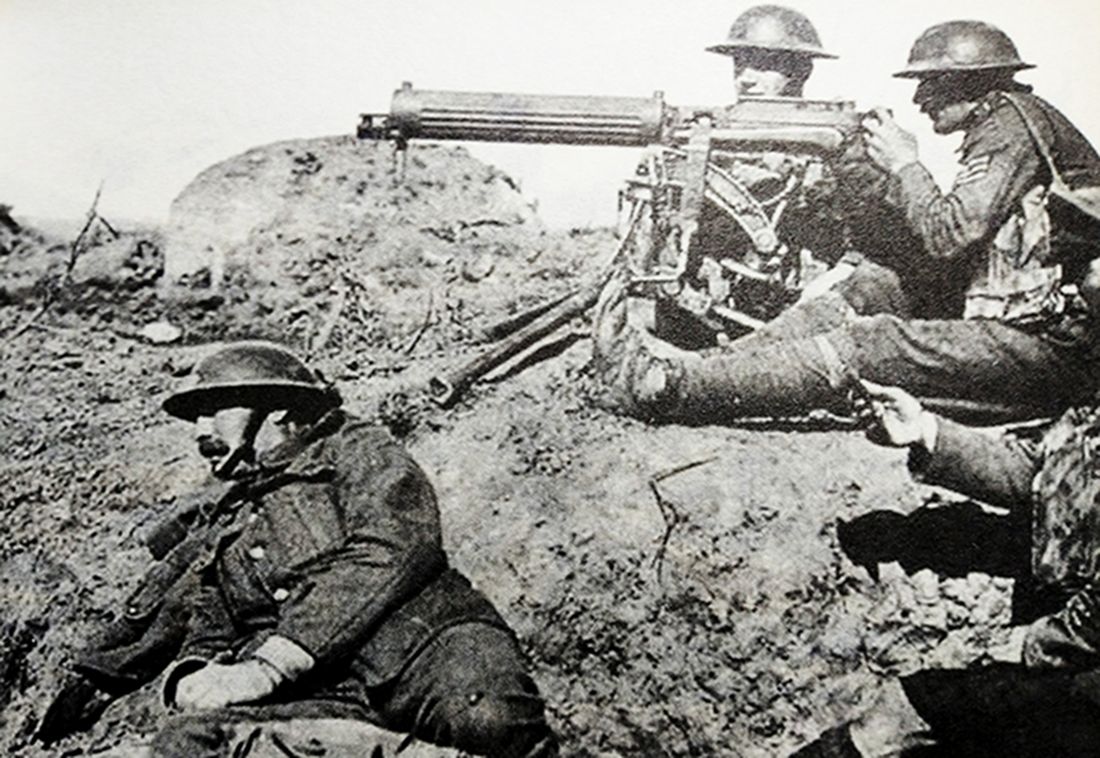 1940年,「法国战役」期间,西线战场上,英军在路边设伏的一处「维克斯」重机枪阵地,用于阻击德军进攻。