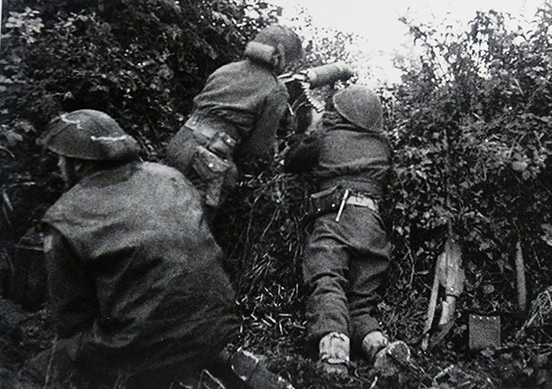 1944年7月,「诺曼底战役」期间,西线法国战场诺曼底地区,英军用一挺「维克斯」重机枪为前线步兵提供火力支援。