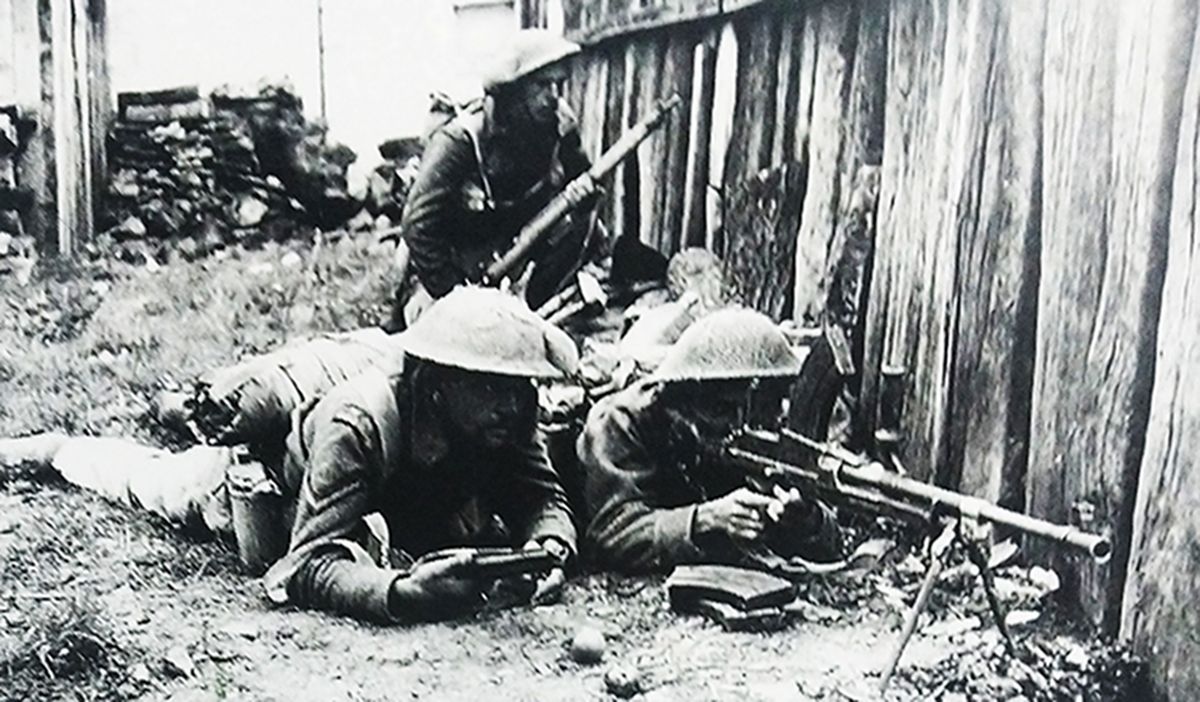 1944年，「诺曼底战役」期间，西线战场，一个英军「布伦」轻机枪组埋伏在一处农舍木栅栏旁阻击德军反击。