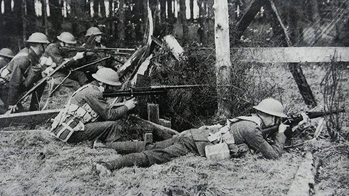 1940年，「法国战役」期间，西线战场，英军一个摩托化步兵班在树林里阻击德军进攻，班中配备一挺「布伦」轻机枪和一挺反坦克枪，火力配置相当强悍。