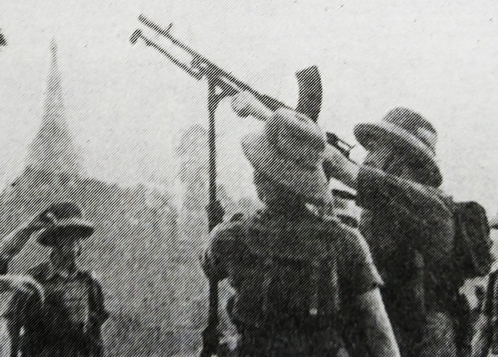 1942年，「缅甸战役」期间，东南亚战场缅甸战区，为抗击入侵日军，驻守仰光的英军在一座神殿旁架起一挺「布伦」轻机枪进行对空警戒。