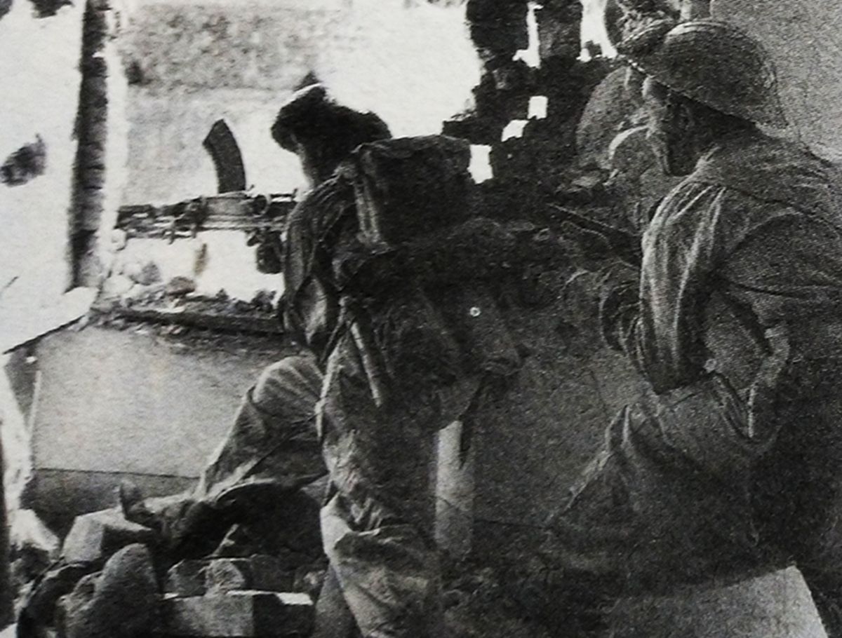 1943年，「意大利攻防战」期间，西线意大利战场，两名尼泊尔廓尔喀族士兵坚守一处「布伦」轻机枪阵地。