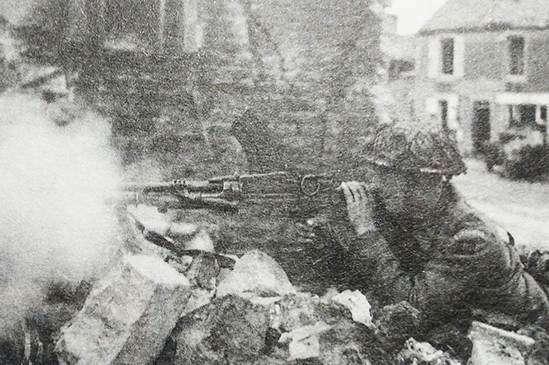 1944年，「诺曼底战役」期间，西线战场，英国德汉姆轻步兵团的一名机枪手用「布伦」轻机枪向德军猛烈射击。