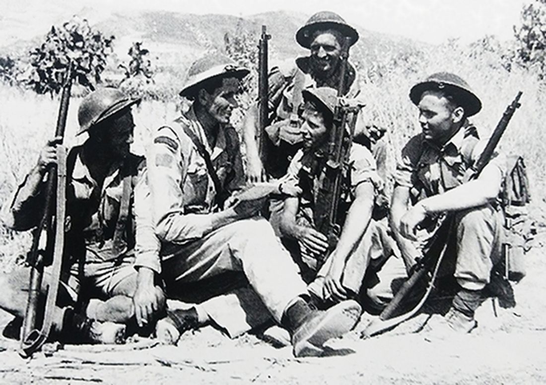 1943年，「西西里岛登陆战役」期间，西线意大利战场西西里岛，战斗间隙中围着班长听他讲述战斗故事的加拿大士兵，外围三人手持「李-恩菲尔德」NO.4 MKⅠ型步枪。