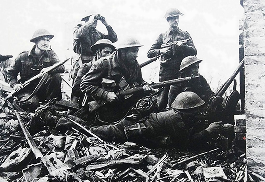 1944年夏天，「诺曼底战役」期间，西线法国战场里昂地区与德军血战的加拿大军士兵，该班配备的武器大多为「李-恩菲尔德」NO.4 MKⅠ型步枪，此外还配有一支美制汤姆森冲锋枪和一挺布伦轻机枪。