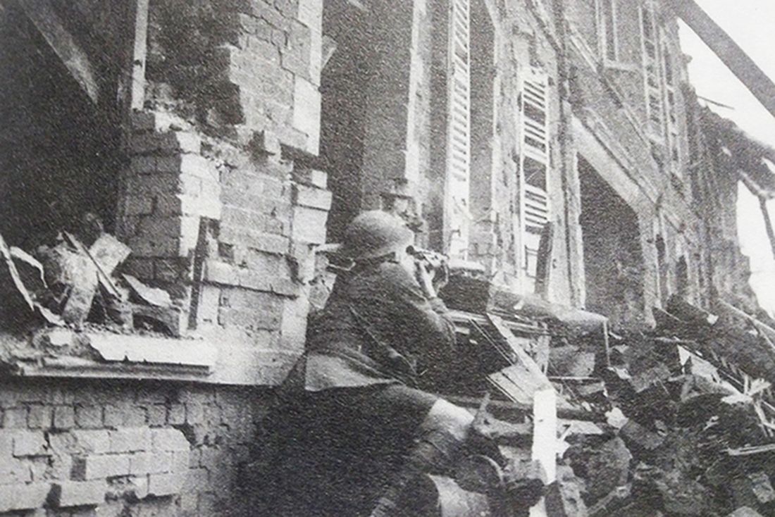 1944年，「诺曼底战役」期间，西线法国战场，一名手持「李-恩菲尔德」狙击步枪的英军士兵正隐蔽在废墟中，与德军狙击手对抗。