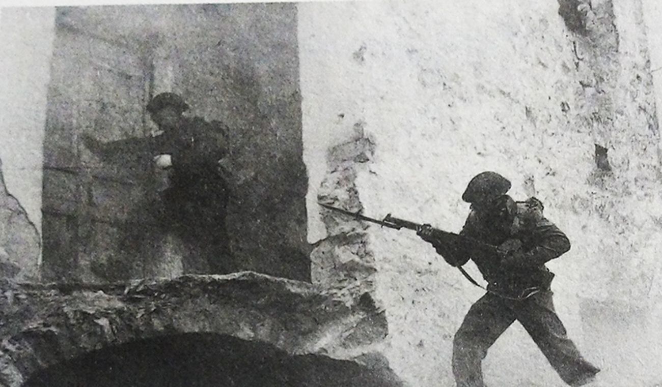 1943-1944年间，「卡西诺战役」期间，西线战场，新西兰士兵端着带刺刀的「李-恩菲尔德」NO.1 MKⅢ型步枪冲向一处楼房。