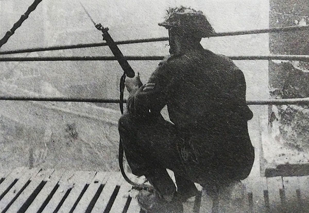 1944年，「诺曼底战役」期间，西线法国战场诺曼底卡昂城区，一名英军士兵蹲守在废墟中，手持已上刺刀的「李-恩菲尔德」NO.4 MKⅠ型步枪警戒注视前方。