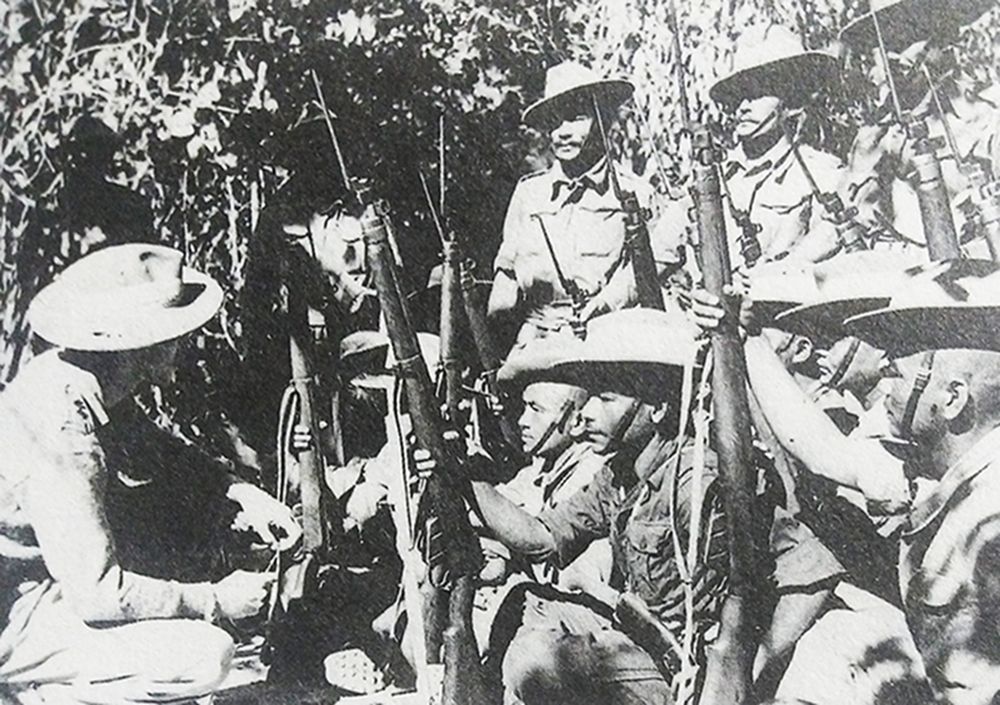 1944年，缅甸战役期间，东南亚缅甸战场，英军廓尔喀外籍兵团一群士兵手持已上刺刀的「李-恩菲尔德」NO.4 MKⅠ型步枪，在丛林中听取军官介绍敌情，准备向日军发动偷袭。