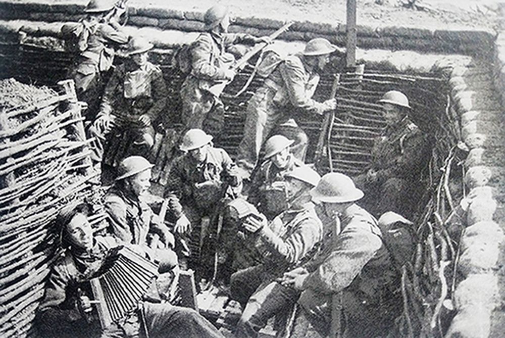 1940年，西线战场，在战壕中与德军对峙的英军士兵，他们的武器配备基本都是「李-恩菲尔德」NO.1 MKⅢ型步枪。