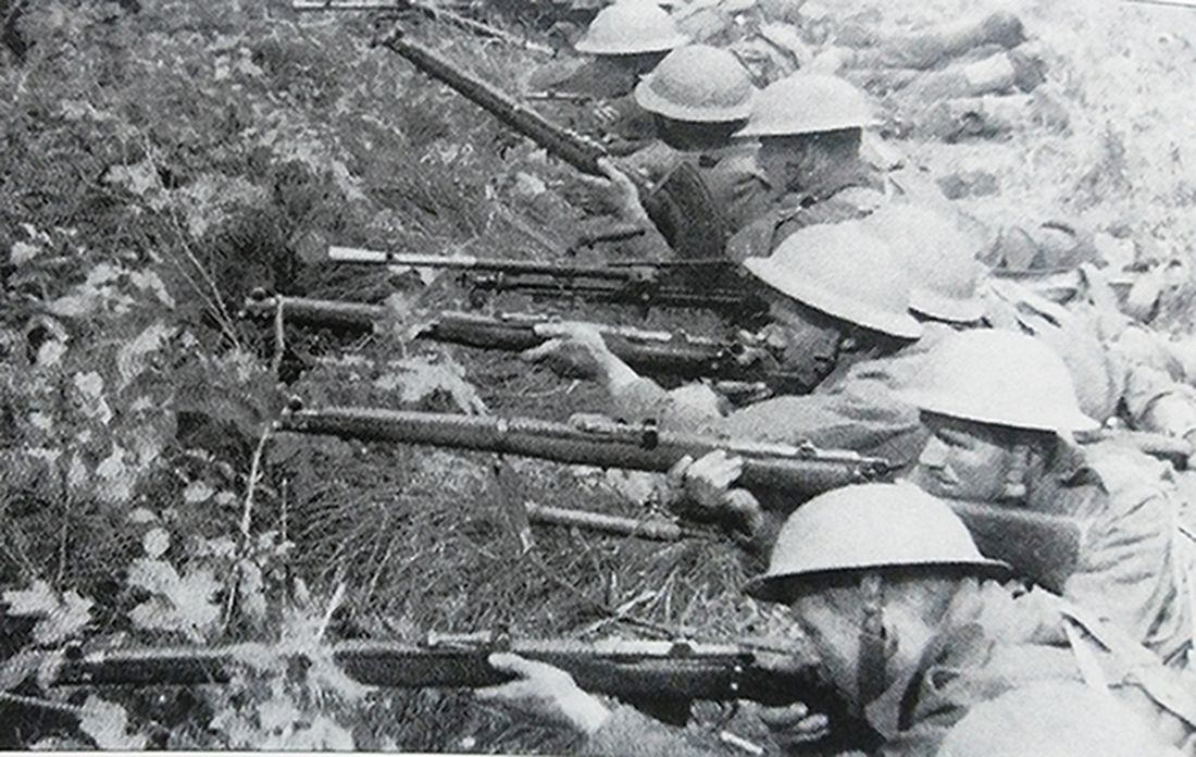 1941年，持「李-恩菲尔德」NO.1 MKⅢ型步枪坚守在战壕中的一个英军步兵班，其中配有一挺班用机枪。