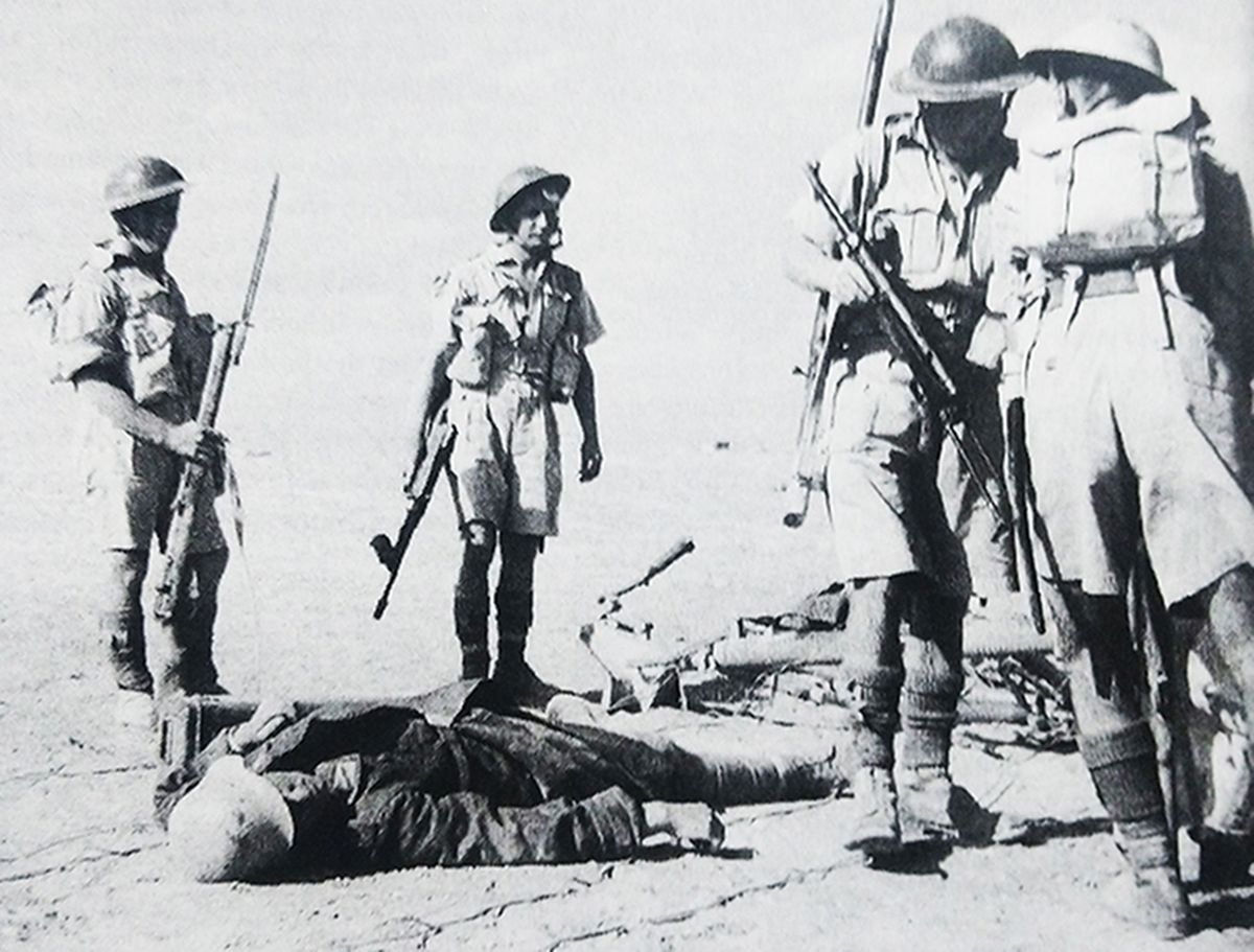 1943年，「北非战役」期间，手持「李-恩菲尔德」步枪的英军士兵击毙了一名德军传令兵，缴获了一支德制MP40冲锋枪。