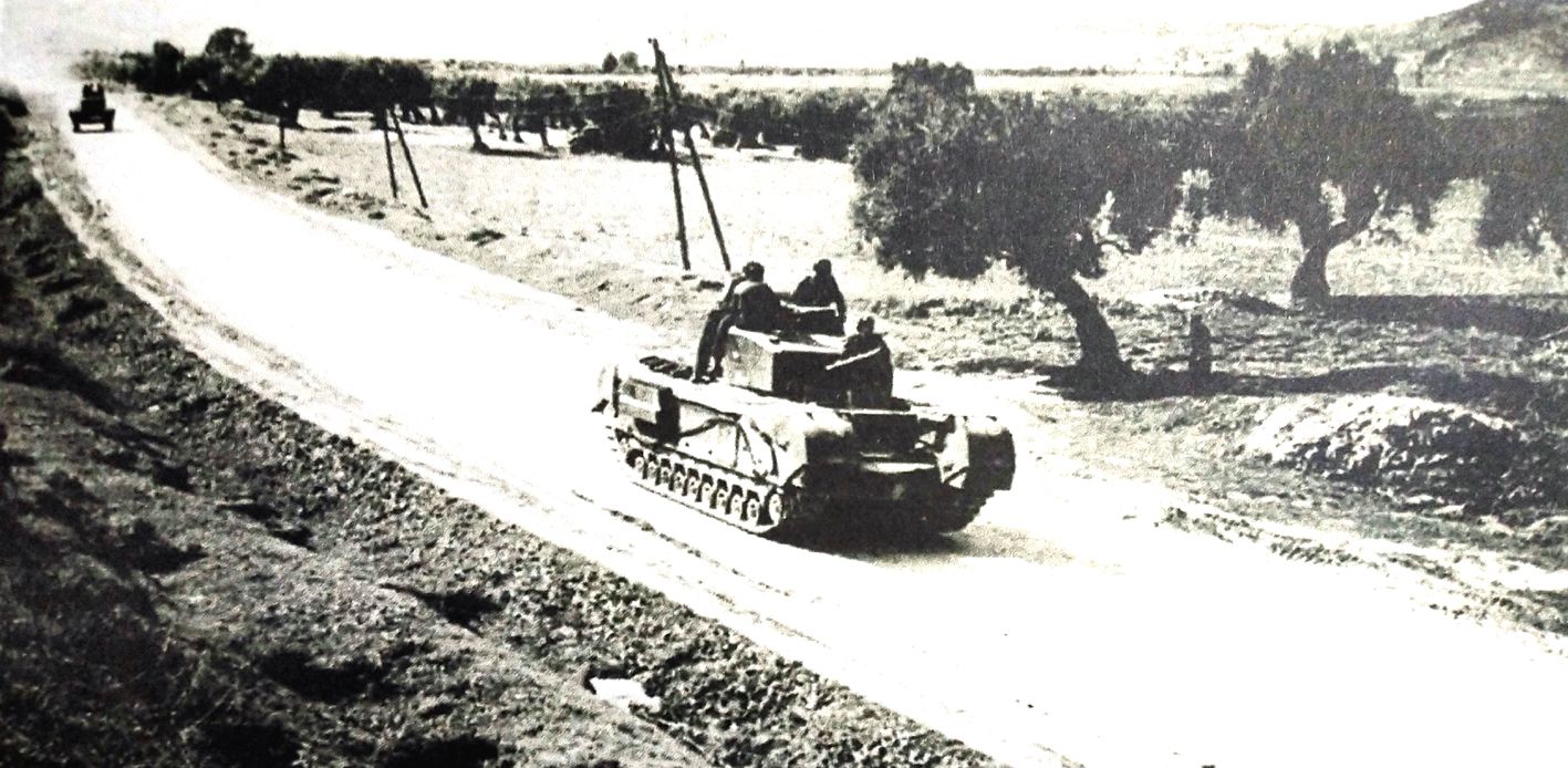 1943年,「突尼斯战役」期间,英军丘吉尔Ⅲ型步兵坦克正在公路上行进,奔赴战场。
