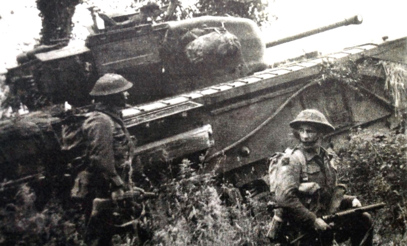 1944年6月,「意大利战役」期间,英军第31军坦克旅的丘吉尔Ⅳ步兵坦克正掩护步兵对德军发动攻击。