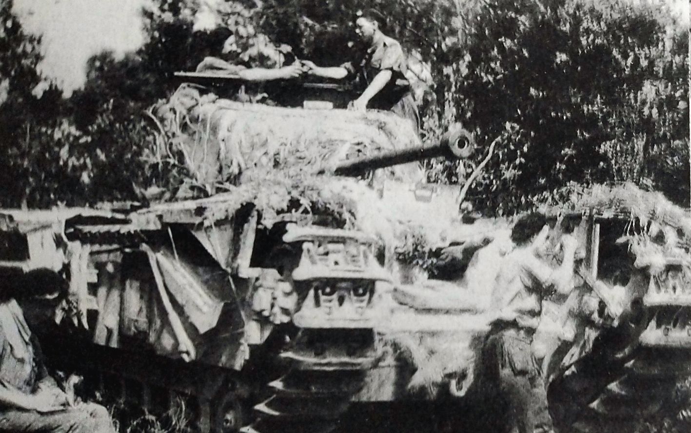 1944年7月,「意大利战役」期间,英军第51皇家坦克团的丘吉尔VII型步兵坦克正在作战斗前准备。