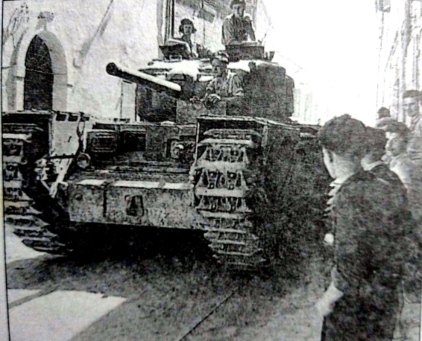 1944年,「意大利战役」期间,英军一辆丘吉尔VII步兵坦克正在进入一个村庄。
