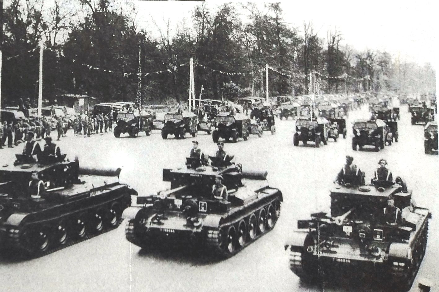 1945年,「巴黎解放」期间,为盟军作先导的就是丘吉尔步兵坦克。