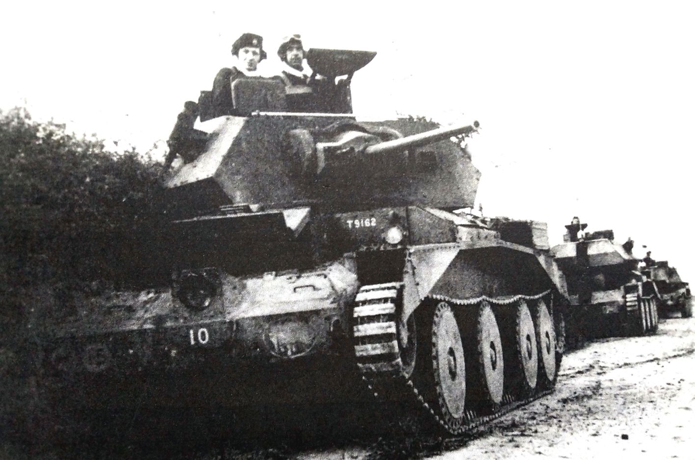 1940年6月,「法国战役」期间,英国皇家第5装甲师的一队 MK.Ⅲ A13 MKⅠ型巡航坦克。领头的一辆坦克编号是T9162。