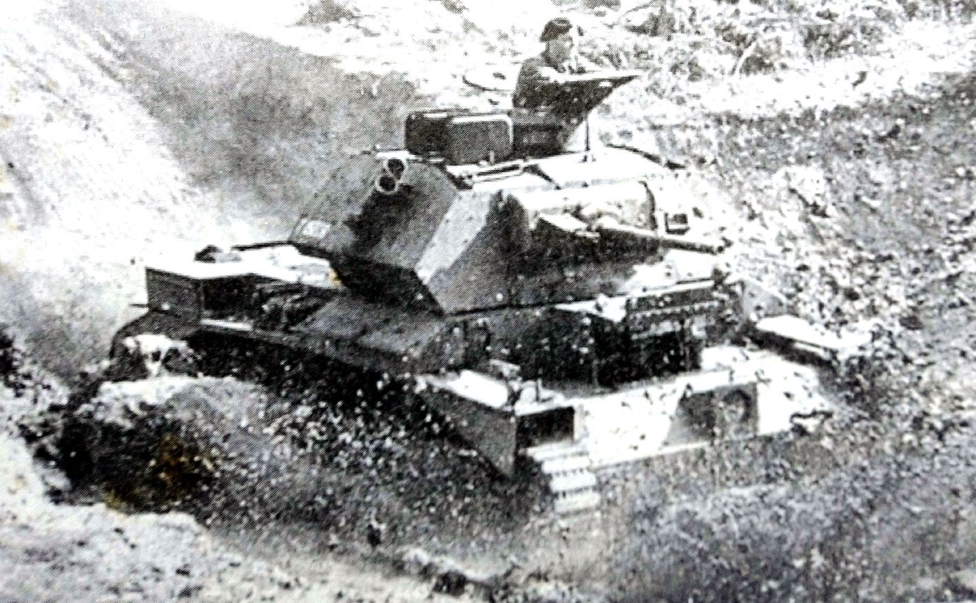 一辆 MK.Ⅳ A13 MKⅡ型巡航坦克在英国本土训练场作越野训练。