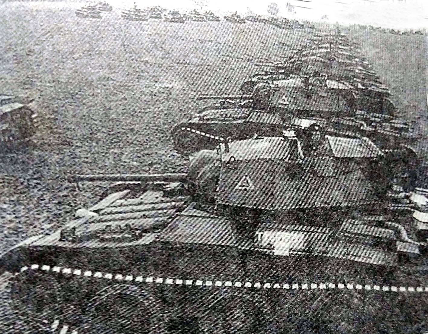 一队正在英国训练基地集结准备接受视察的 MK.Ⅴ A13 MKⅢ型「盟约者」巡航坦克。「盟约者」巡航坦克尽管生产了1000多辆,但都没有参加实战,都只是作训练用。