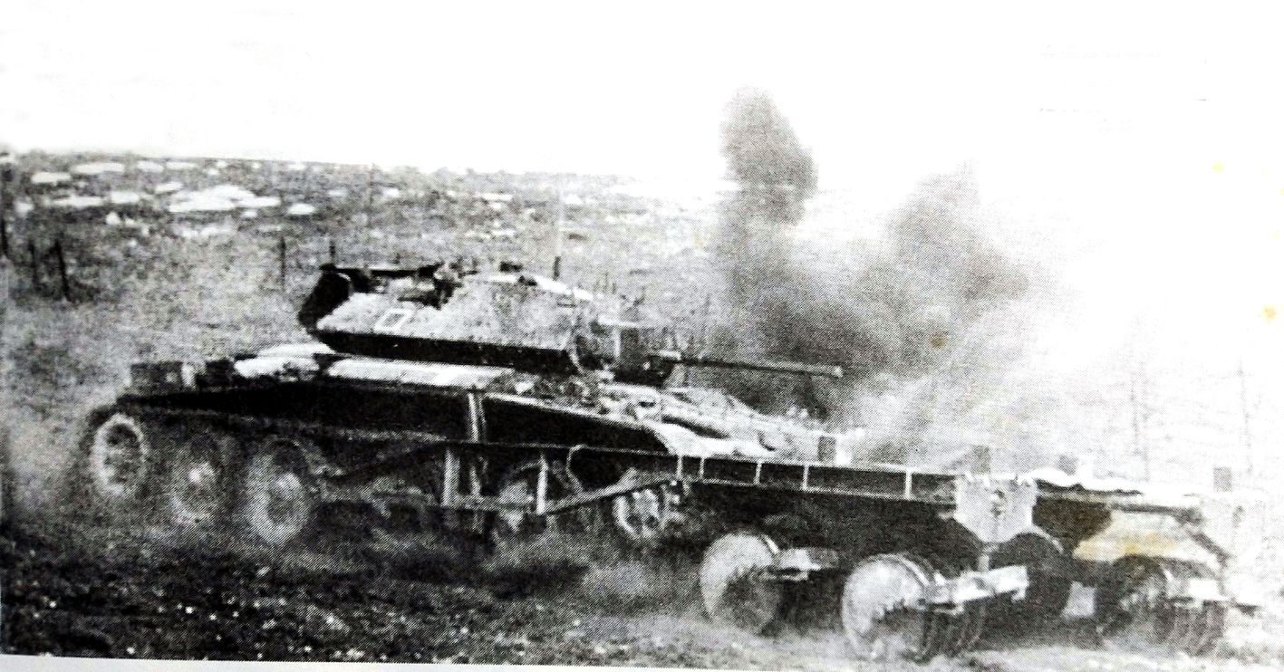 一辆正在英国基地作扫雷试验的 MK.Ⅴ A13 MKⅢ型「盟约者」巡航坦克。该款坦克除了供英军训练外,也会作一些坦克附加设备的测试用。