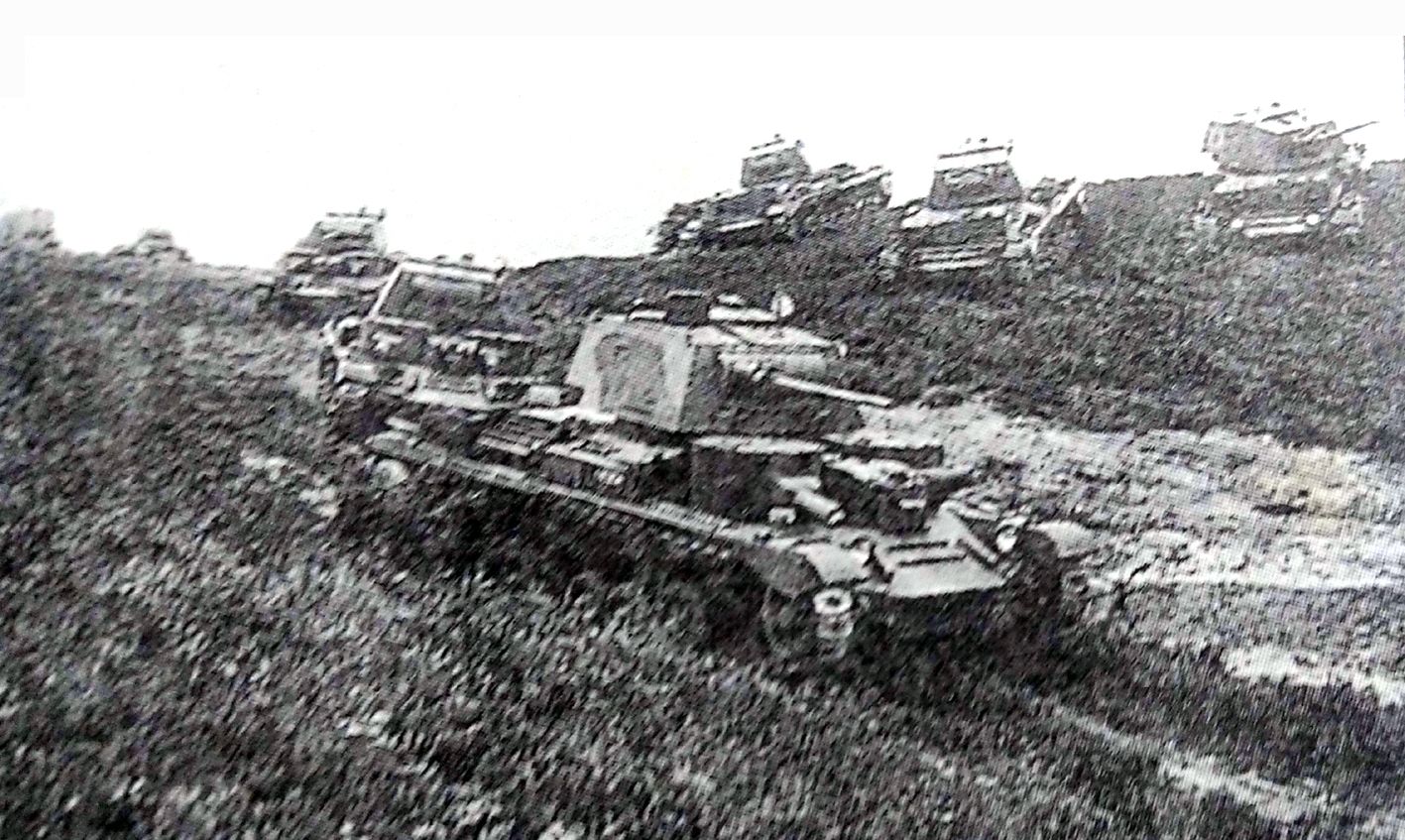 一队 MK.Ⅰ A9巡航坦克在英国本土训练场进行演习,这些坦克装备的是2磅火炮。