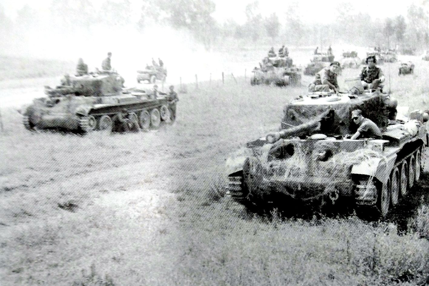 1944年7月,「古德伍德」行动期间,法国卡昂战场,英军第2集团军准备夺取卡昂并继续向法莱斯推进。一队英军「克伦威尔」巡航坦克正在集结待命出发。