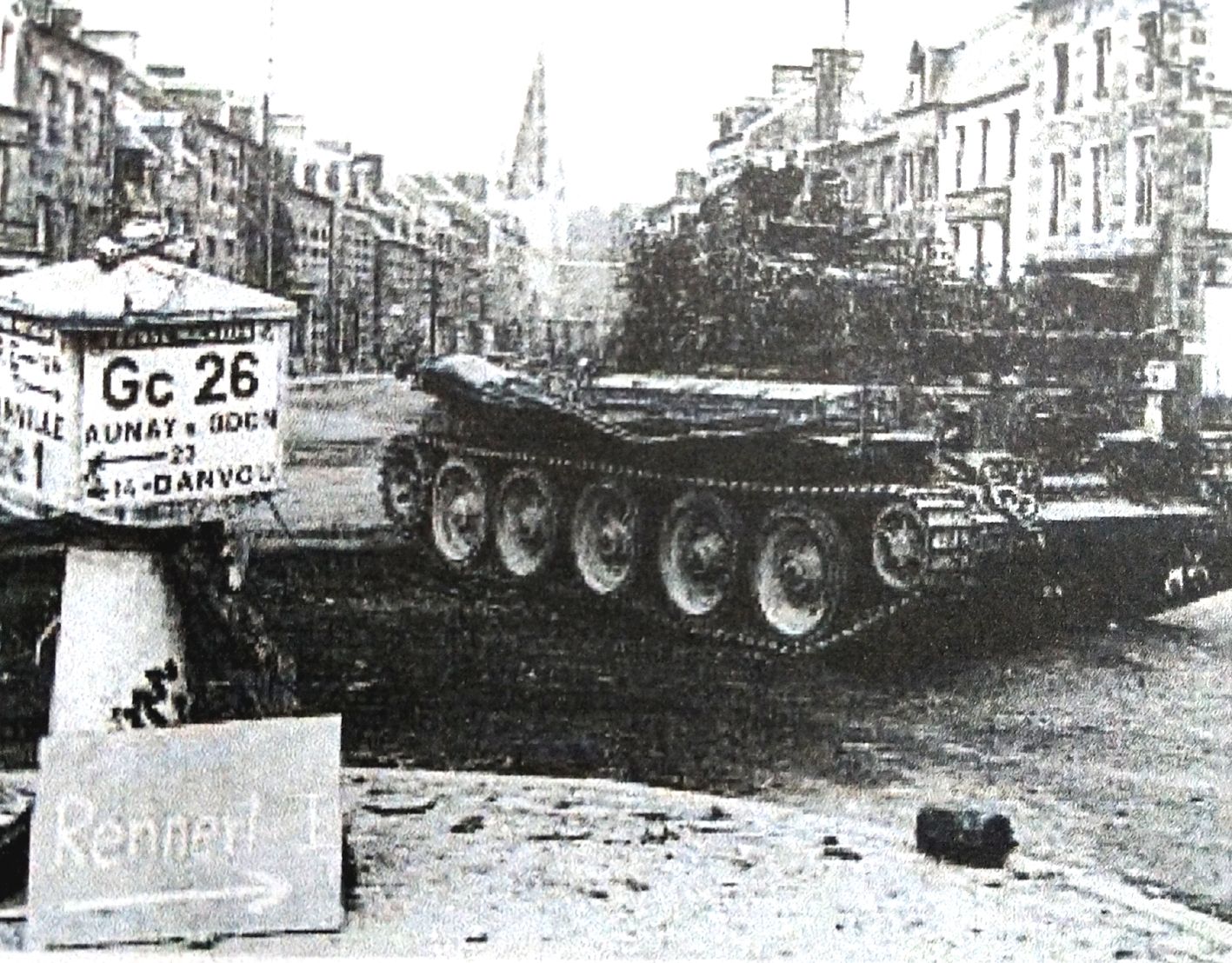 1944年8月,一辆英军「克伦威尔」Ⅳ型巡航坦克正停靠在法国一城镇的十字路口上。