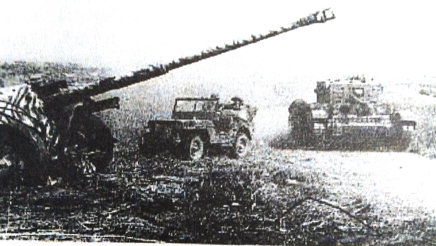 1944年8月,法国卡昂附近,波兰装甲师一辆「克伦威尔」Ⅳ型巡航坦克在一门德军遗弃的88毫米高炮旁经过。