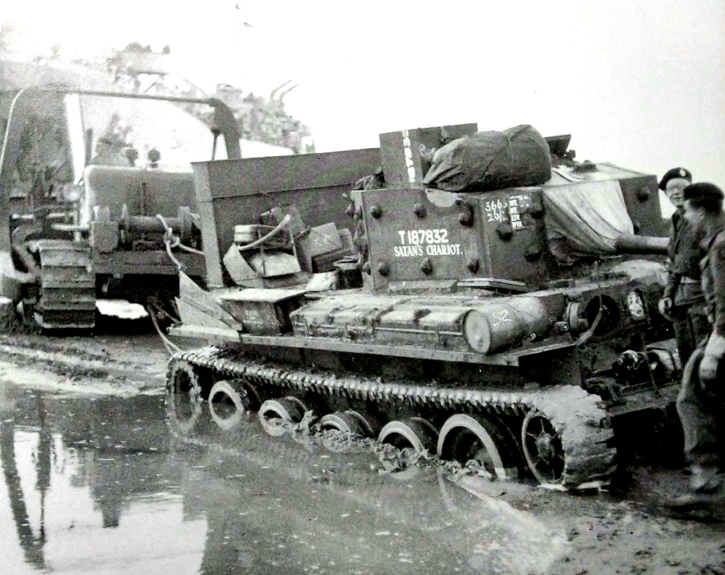 1944年6月,「诺曼底登陆」期间,法国诺曼底奥哈马海滩,一辆被登陆艇运到海滩的英军「克伦威尔」巡航坦克陷入泥沙中被困。
