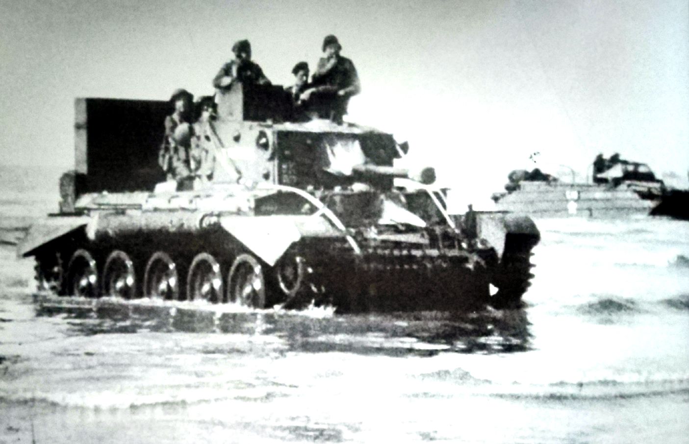 1944年6月,「诺曼底登陆」期间,法国诺曼底,一辆英军「克伦威尔」巡航坦克正在涉水抢滩登陆。