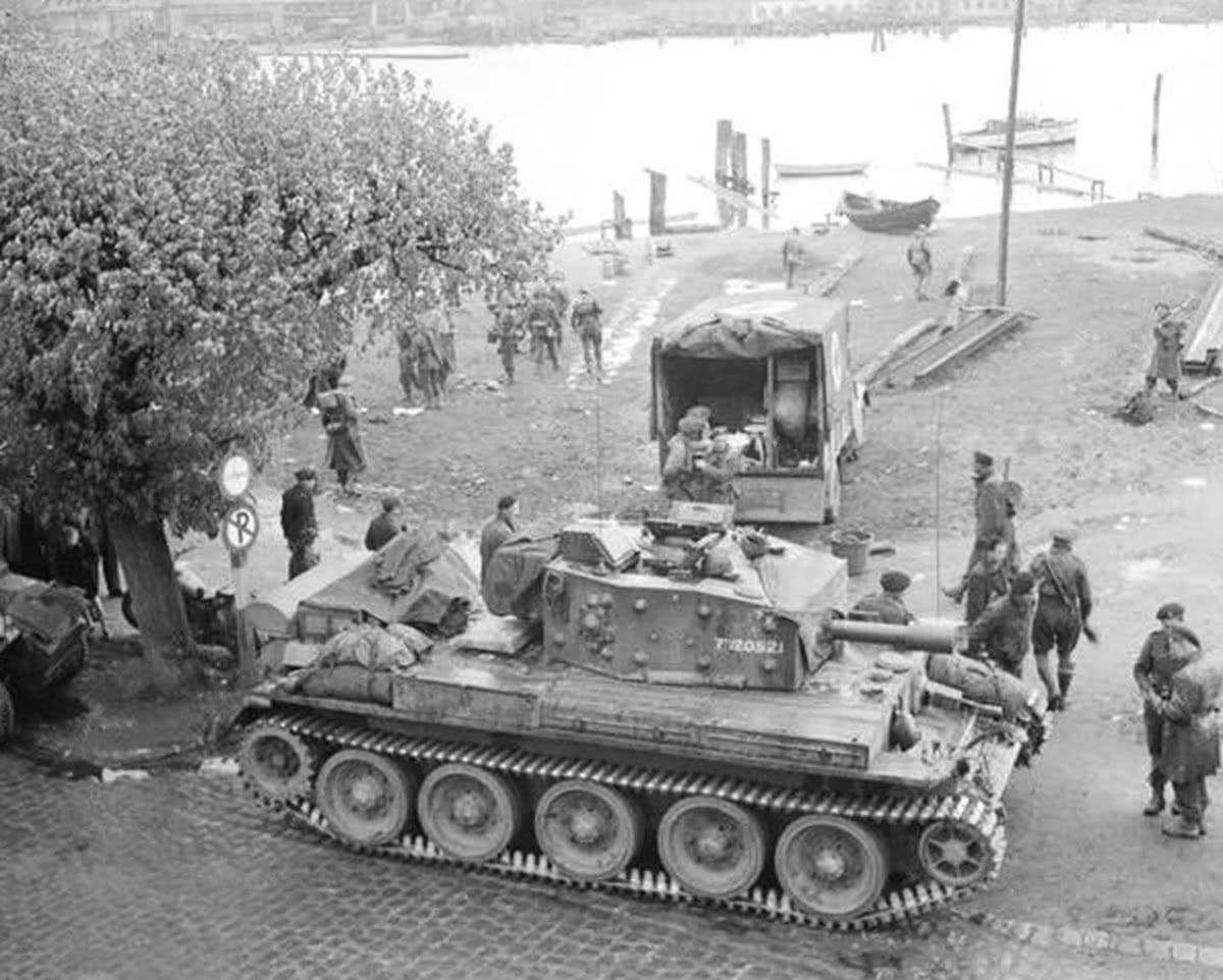 1944年法国战场,一辆英军「克伦威尔」Ⅵ型巡航坦克停靠在树荫下待命。