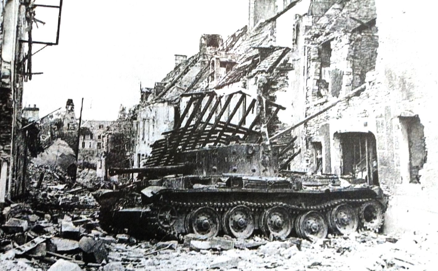 1944年6月13日,「诺曼底登陆」期间,进攻法国一城镇的战斗中,被德军击毁的一辆英军「克伦威尔」Ⅳ型巡航坦克。