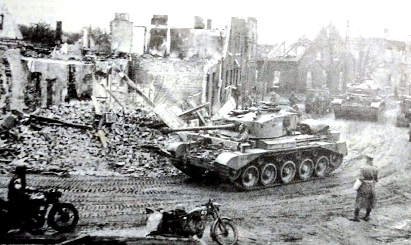 1945年欧洲战场,一队「慧星」巡航坦克正在穿过一个刚收复的城镇,该城镇刚经历一场激烈战斗,很多建筑已在战火中变成废墟。