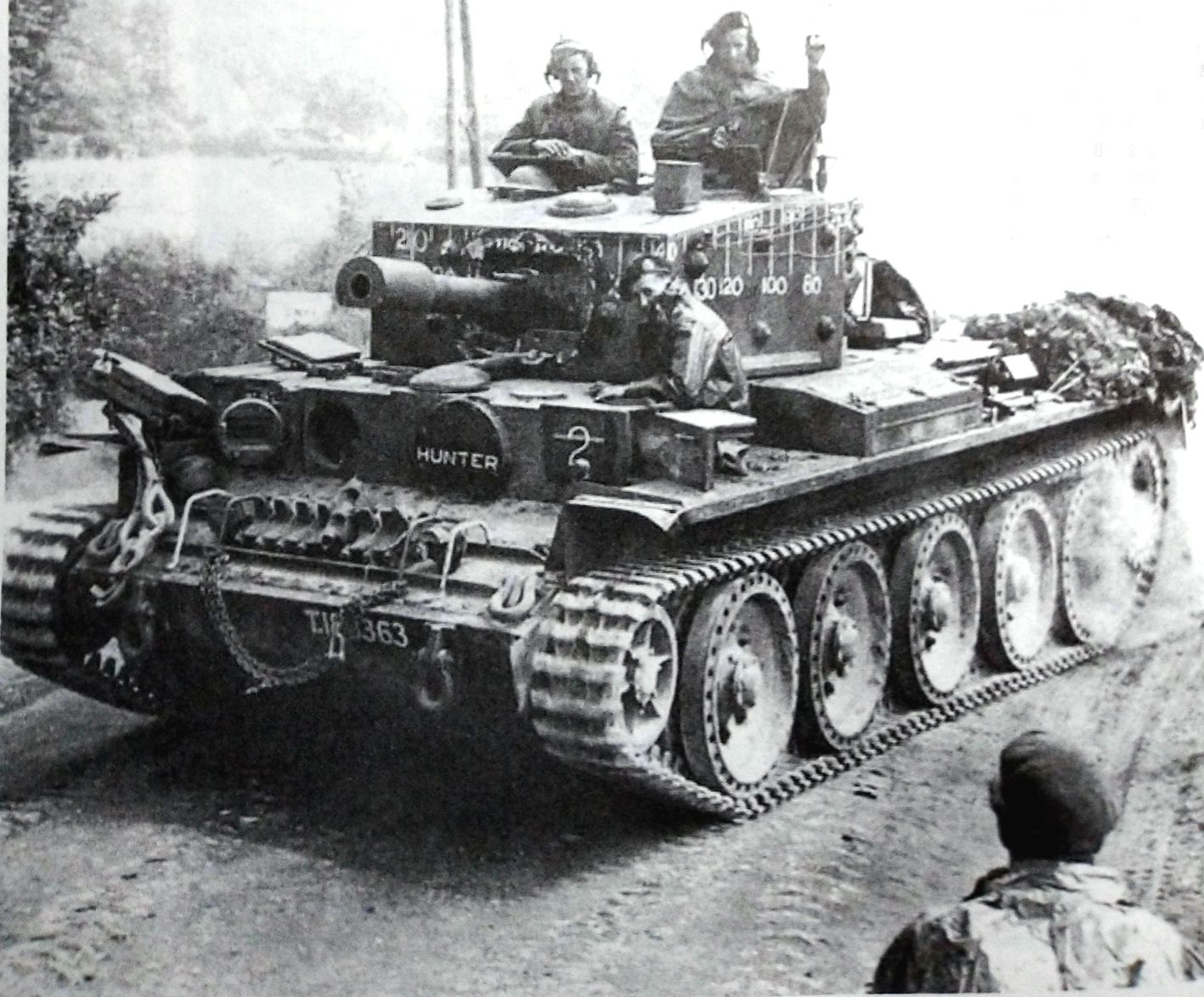1944年6月,「诺曼底登陆」期间,法国诺曼底海滩,一辆已登陆的英军「半人马座」巡航坦克,隶属英军第1皇家装甲团第2营「H」连。