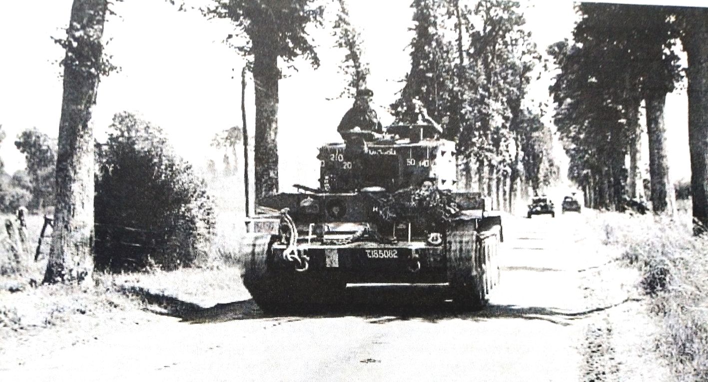 1944年6月10日,「诺曼底登陆」期间,法国诺曼底贝叶地区,一队支援前线作战的英国皇家海军陆战队「半人马座」巡航坦克集群在快速路上疾驰。